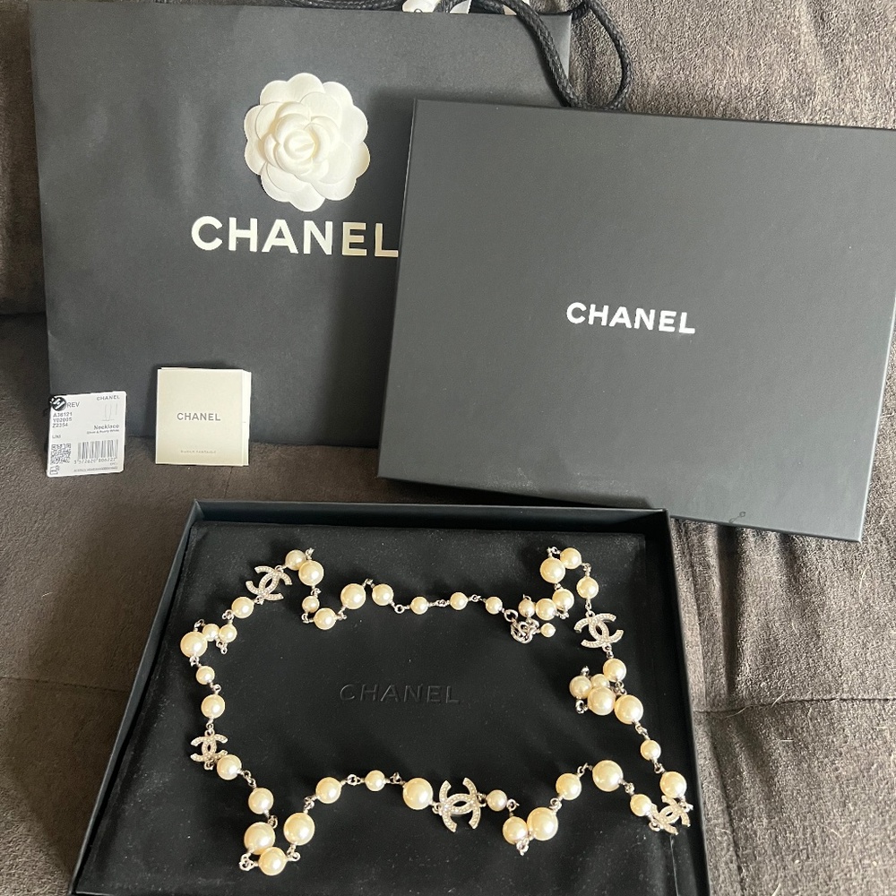 Chanel necklace silver and pearly white